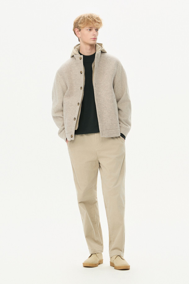 부드러운 코듀로이 소재로 제작되어 편안한 착용감을 선사하는 코듀로이 스트링 팬츠입니다. 일상생활에서 활용하기 좋은 릴랙스핏 디자인으로, 캐주얼하고 미니멀한 스타일을 연출합니다. 허리 드로우스트링으로 허리 사이즈를 조절할 수 있으며, 양 사이드 포켓과 뒷포켓으로 실용성을 더했습니다. 가을과 겨울에 따뜻하게 착용할 수 있으며, 베이지 색상으로 다양한 상의와 매치하기 용이합니다. 출근룩과 캠핑룩 등, TPO에 맞게 폭넓게 활용할 수 있습니다.
