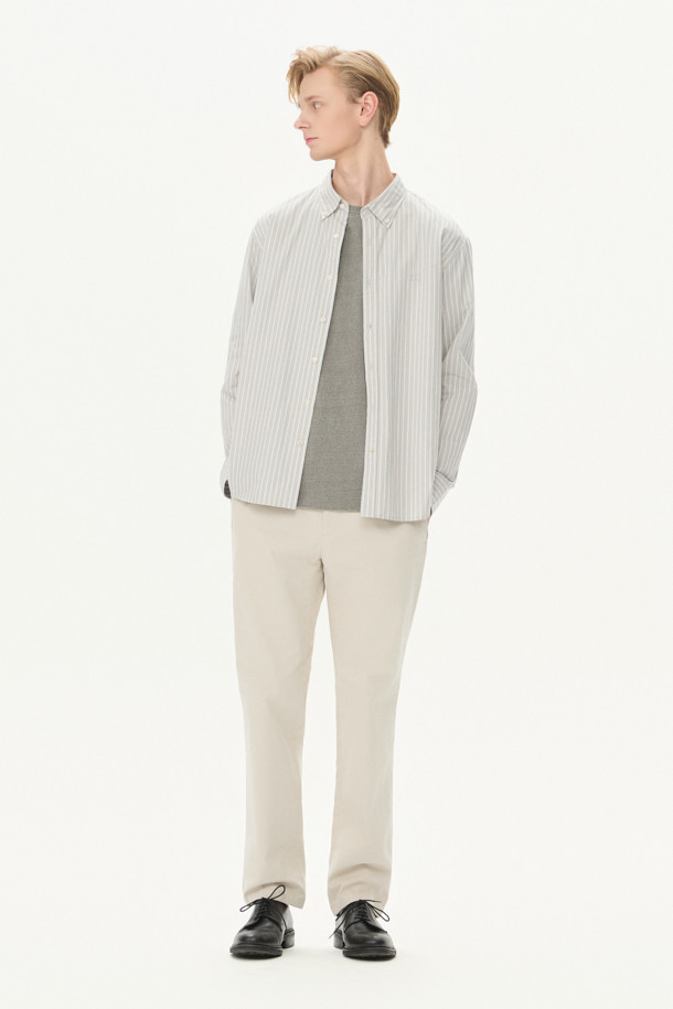 베이지 스트라이프 셔츠 (레귤러핏)는 비즈니스 캐주얼, 출근룩, 모임룩에 적합한 남성 셔츠입니다. 베이지, 화이트, 그레이 세 가지 색상으로 구성되어 있으며, 가을에 어울리는 긴 소매 디자인입니다. 면 소재로 제작되어 탄탄한 촉감을 자랑하며, 레귤러핏으로 편안한 착용감을 선사합니다. 가슴 로고 자수, 뒷면 요크 주름, 트윌 조직 디테일이 돋보이며, 베이직하고 캐주얼한 스타일을 연출합니다. 버튼다운 카라와 스트라이프 패턴이 세련된 느낌을 더합니다.
