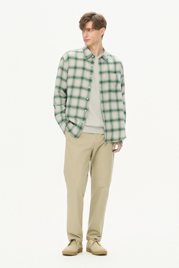 [imported Fabric] 그린 옴브레 체크 셔츠 (컴포트핏)는 캐주얼과 클래식 스타일을 아우르는 남성용 셔츠입니다. 면과 울 혼방 소재로 제작되어 겨울철에도 따뜻하게 착용 가능하며, 두꺼운 두께감으로 포근함을 더했습니다. 그린과 아이보리 컬러가 조화롭게 어우러진 옴브레 체크 패턴이 빈티지한 무드를 자아냅니다. 가슴 포켓, 뒷면 요크 주름, 헨리코튼 라벨 디테일이 돋보이며, 가슴둘레 122CM의 컴포트핏으로 편안한 착용감을 제공합니다. 11월부터 2월까지 착용하기 적합한 긴 소매 셔츠입니다.
