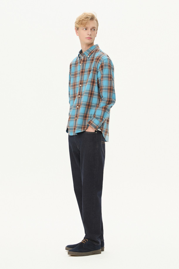 블루와 오렌지, 브라운, 화이트 컬러 배색의 체크 패턴이 돋보이는 셔츠입니다. 부드러운 촉감의 면 100% 트윌 원단으로 제작되어 겨울철에도 따뜻하게 착용할 수 있습니다. 가슴 부분에는 로고 자수 디테일이, 뒷면 요크에는 주름 디테일이 더해져 캐주얼하면서도 클래식한 무드를 연출합니다. 버튼다운 카라와 컴포트 핏으로 제작되어 출근룩이나 비즈니스 캐주얼 스타일에도 활용 가능하며, 미니멀한 스타일을 즐기는 분들께도 추천합니다. 긴 소매 기장으로 다양한 레이어드 연출이 용이합니다.
