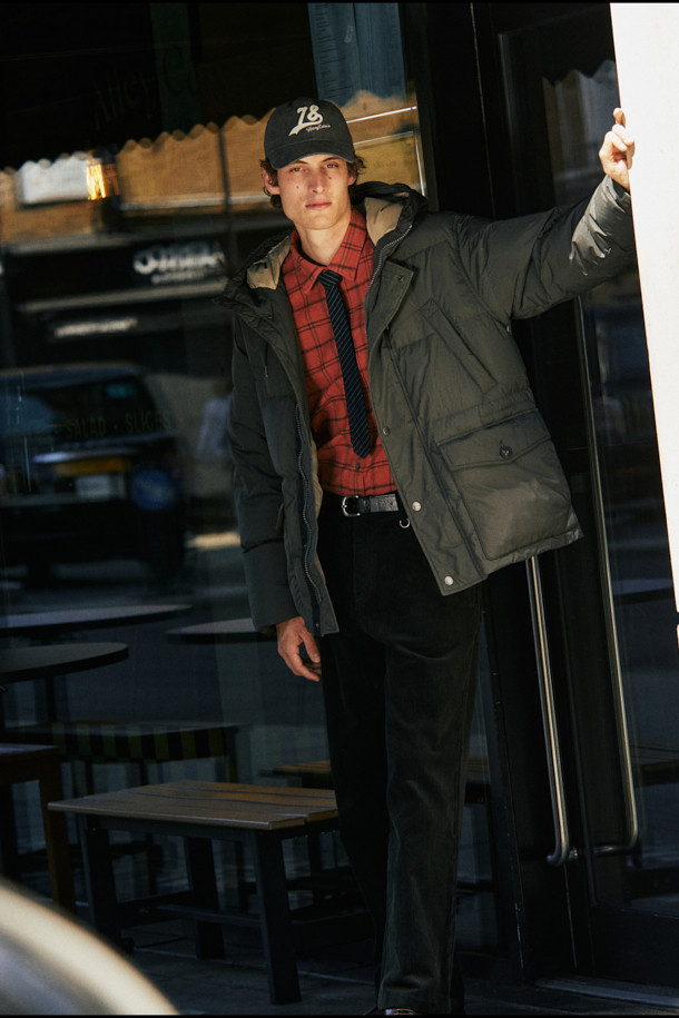 오렌지 컬러의 체크 패턴이 돋보이는 셔츠입니다. 면 소재에 두꺼운 두께감과 기모 안감으로 따뜻함을 더해 겨울철에도 포근하게 착용할 수 있습니다. 헨리코튼 라벨과 슬럽사, 트윌 원단의 조합이 빈티지하면서도 캐주얼한 스타일을 연출합니다. 가슴 포켓과 뒷면 요크 주름 디테일이 돋보이며, 컴포트핏으로 편안한 착용감을 선사합니다. 출근룩 또는 비즈니스 캐주얼, 캐주얼, 클래식, 워크웨어 스타일 모두 소화 가능한 활용도 높은 셔츠입니다.
