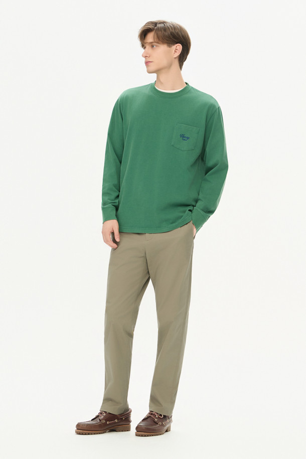 피그먼트 라운드 티는 가을, 겨울 시즌에 어울리는 캐주얼 스타일의 긴소매 티셔츠입니다. 부드러운 면 소재에 루즈핏으로 편안한 착용감을 선사하며, 라운드넥 디자인으로 다양한 스타일 연출이 가능합니다. 그린 컬러의 무지 패턴에 피그먼트 워싱 가공을 더해 빈티지하고 헤리티지한 무드를 자아냅니다. 좌측 가슴 포켓과 자수 디테일이 돋보이며, 싱글 저지 원단으로 제작되어 활용도가 높습니다.
