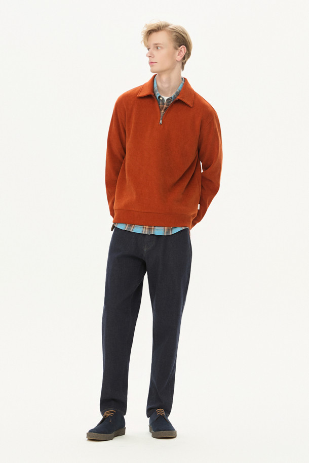 따뜻하고 포근한 분위기를 연출하는 코듀로이 집업 카라티입니다. 부드러운 촉감의 코듀로이 소재와 루즈핏으로 편안한 착용감을 선사하며, 가을과 겨울에 따뜻하게 입기 좋습니다. 클래식하면서도 캐주얼한 스타일을 연출할 수 있으며, 하프 집업 디자인과 골조직 텍스처가 특징입니다. 오렌지, 브라운 두 가지 컬러로 출시되어 취향에 맞게 선택 가능하며, 출근룩이나 모임룩으로 활용하기 좋습니다. 
