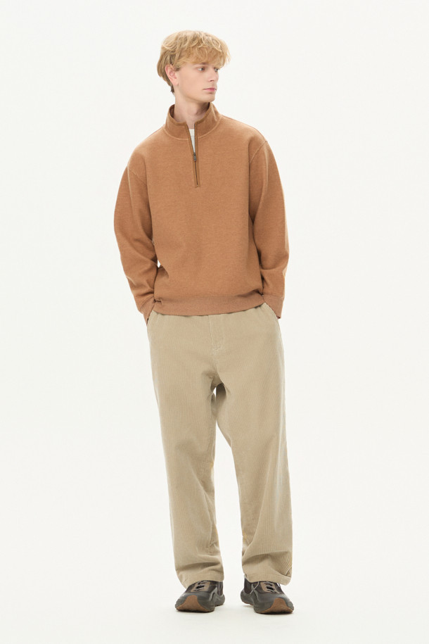 베이지와 브라운 컬러의 텍스처드 하프 집업입니다. 울 소재에 멜란지 패턴으로 포근하고 고급스러운 느낌을 주며, 루즈핏 디자인과 하이넥으로 편안한 착용감을 선사합니다. 가을, 겨울 시즌에 어울리는 두꺼운 두께감으로 보온성을 높였으며, 부드러운 촉감이 특징입니다. 하프 집업 디자인, 넥 안쪽 시보리 립 마감, 소매와 밑단 립 처리, 나일론 배색 디테일로 캐주얼, 클래식, 미니멀 스타일 모두 소화 가능합니다. 출근룩이나 캠핑룩 등 다양한 TPO에 활용해보세요.
