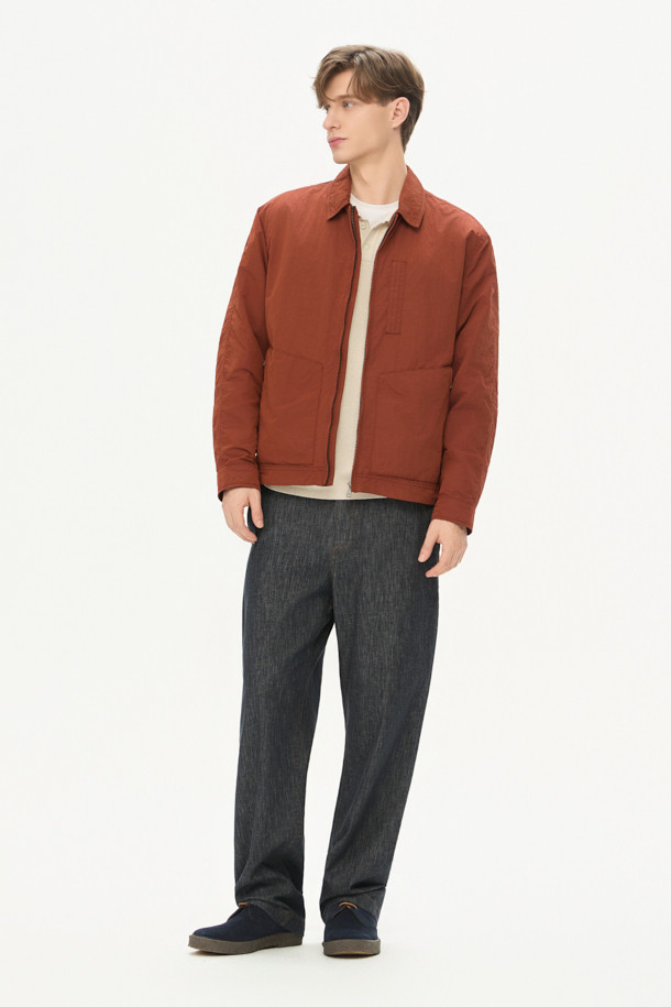 가을 채트윈 점퍼는 쌀쌀한 가을 날씨에 가볍게 걸치기 좋은 베이직한 디자인의 점퍼입니다. 부드러운 촉감의 면, 폴리에스테르, 나일론 혼방 소재로 제작되어 편안한 착용감을 선사합니다. 발수 가공과 보온 기능을 갖춰 쾌적하게 입을 수 있으며, 셔츠형 디자인과 베이직핏으로 캐주얼하고 미니멀한 스타일을 연출합니다. 래글런 소매(뒷판)와 셋인 소매(앞판) 디자인, 지퍼 포켓, 가슴 포켓, 부분 안감 디테일로 실용성을 더했습니다. 여행룩, 산책룩 등 다양한 TPO에 활용하기 좋은 아이템입니다.
