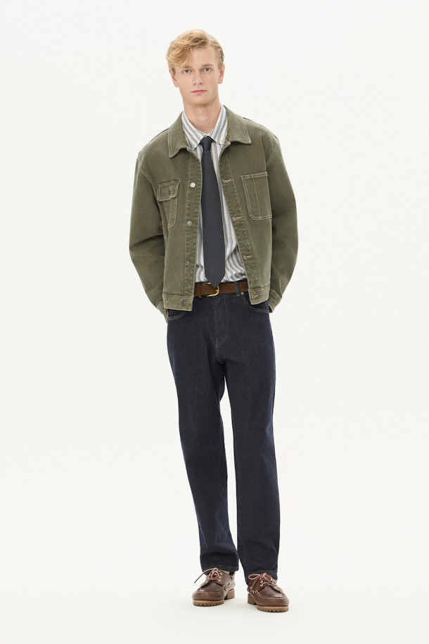 세련된 워크웨어 무드의 데님 스트레치 점퍼입니다. 빈티지한 카키 컬러와 무지 디자인이 어우러져 다양한 스타일을 연출하기 좋습니다. 가슴 포켓, 멀티 포켓, 리벳 장식, 밑단 비죠 디테일 등 섬세한 디테일이 돋보이며, 컴포트핏으로 편안한 착용감을 선사합니다. 신축성 있는 데님 소재로 활동성을 높였으며, 크롭 기장과 긴 소매 디자인으로 트렌디함을 더했습니다. 데이트룩, 모임룩 등 캐주얼하고 미니멀한 스타일을 연출하고 싶을 때 적합합니다.
