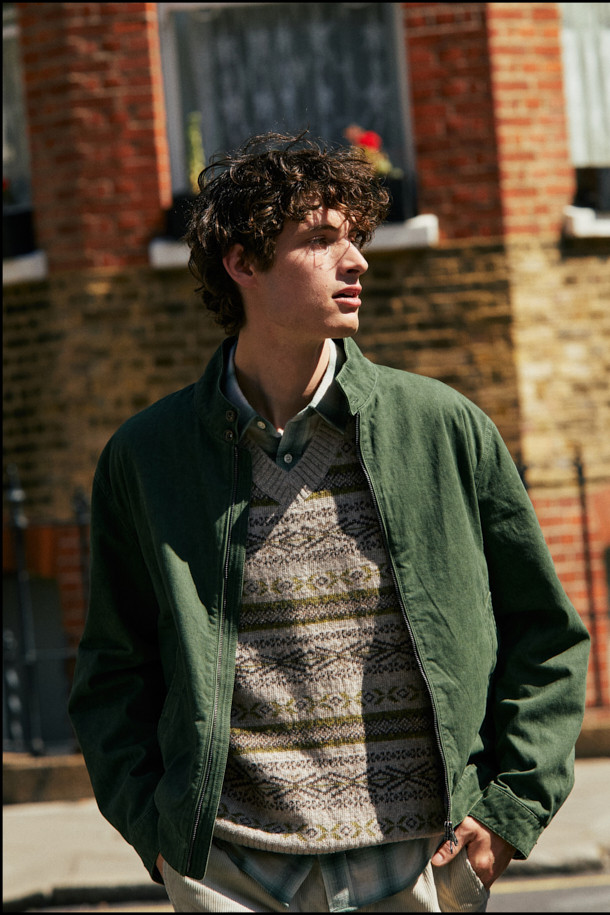 [Imported Fabric] 배색 해링턴 점퍼는 캐주얼함과 모던함을 동시에 갖춘 가을 시즌 필수 아우터입니다. 그린 컬러와 체크 패턴이 돋보이며, 일상에서 편안하게 착용하기 좋습니다. 넉넉한 컴포트핏으로 활동성을 높였으며, 밑단 사이드 엘라스틱 밴드와 소매 커프스 턱 디테일이 특징입니다. 내부에는 Halley Stevensons 체크 원단 배색을 사용하여 고급스러움을 더했습니다. 가슴둘레 120cm, 기장 65cm로 제작되어 동네 마실룩, 가을 나들이룩 등 다양한 TPO에 활용할 수 있습니다.
