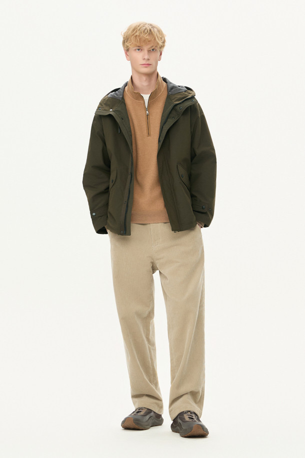 가을 시즌 아웃도어 활동과 일상에서 활용하기 좋은 패디드 후드 점퍼입니다. 카키와 올리브 두 가지 색상으로 출시되었으며, 세미 오버핏으로 편안한 착용감을 선사합니다. 발수 가공된 나일론, 폴리에스테르 혼방 소재에 두꺼운 패딩 충전재를 사용하여 보온성을 높였습니다. 후드 일체형 디자인과 스트링 디테일, 사이드 플랩 포켓, 소매 턱 디테일이 특징이며, 캠핑룩, 등산룩, 여행룩, 고프코어 및 캐주얼 스타일을 연출하기 좋습니다.
