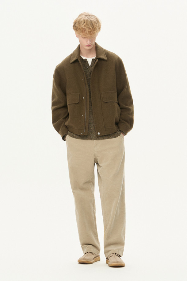 세련된 스타일을 완성하는 울 집업 블루종입니다. 고급스러운 울과 캐시미어 혼방 소재로 제작되어 부드러운 촉감과 뛰어난 보온성을 자랑합니다. 가을, 겨울 시즌에 안성맞춤이며, 클래식한 무드의 무지 디자인으로 다양한 룩에 매치하기 좋습니다. 컴포트 핏으로 편안한 착용감을 선사하며, 사이드 포켓, 밑단 엘라스틱 밴드, 히든 스냅 디테일로 실용성을 더했습니다. 출근룩, 모임룩, 데이트룩 등 폭넓은 TPO에 활용 가능한 머스트 해브 아이템입니다.
