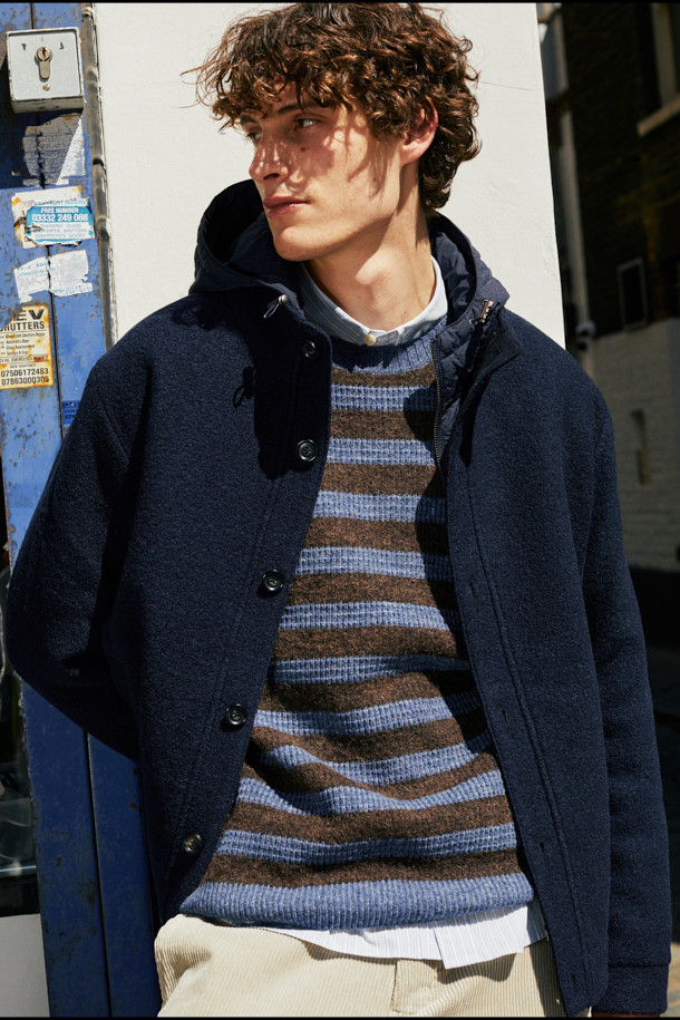 이탈리안 원단으로 제작된 탈착 가능한 후드 울 다운 점퍼입니다. 네이비 컬러의 베이직한 디자인으로, 겨울철 일상, 산책, 여행 등 다양한 TPO에 활용하기 좋습니다. 부드러운 촉감의 울 소재와 구스다운 충전재를 사용하여 보온성과 경량성을 모두 갖췄습니다. 탈착 가능한 후드와 퀼팅 디테일, 울 펠트 배색이 특징이며, 사이드 포켓으로 실용성을 더했습니다. 베이직핏으로 클래식, 미니멀, 캐주얼 스타일을 연출하기에 용이합니다.
