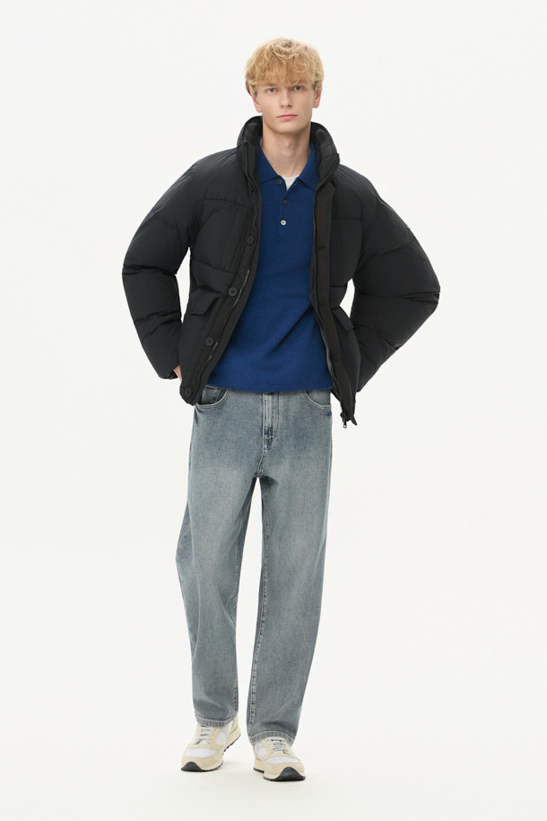 세미 오버핏으로 편안하게 착용 가능한 퀼팅 다운 점퍼입니다. 겨울철 추위를 막아주는 두꺼운 두께감과 보온 및 방풍 기능으로 따뜻함을 제공합니다. 부드러운 촉감의 나일론 소재와 블랙 컬러의 무지 디자인으로 캐주얼, 미니멀, 클래식 등 다양한 스타일 연출에 활용할 수 있습니다. 멀티 포켓, 지퍼 테이프 부분 노출, 밑단 스트링, 내장 후드, 벨보아 넥 안감, 이너 커프스 엘라스틱 밴드, 머스코비 다운 충전재 등 디테일이 돋보입니다. 출근룩, 여행룩 등 일상에서 폭넓게 활용 가능하며, 긴 소매와 지퍼형 여밈 방식으로 편의성을 더했습니다.
