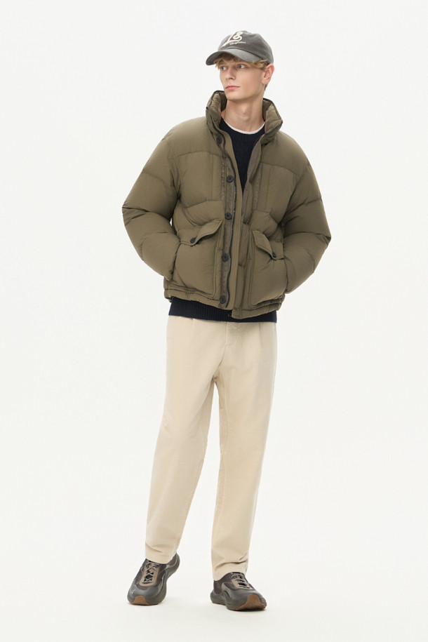 **퀼팅 다운 점퍼**

쌀쌀한 겨울 날씨에도 따뜻함과 스타일을 놓치지 않도록 퀼팅 디자인의 다운 점퍼를 소개합니다. 카키와 올리브 두 가지 색상으로 출시되어, 캐주얼, 미니멀, 시티보이 룩을 연출하기 좋습니다. 부드러운 나일론 소재와 두꺼운 두께감으로 보온성과 방풍 기능을 제공하며, 세미 오버핏으로 편안하게 착용 가능합니다. 멀티 포켓, 지퍼 테이프 노출, 밑단 스트링, 후드 내장, 벨보아 넥 안감, 이너 커프스 엘라스틱 밴드, 머스코비 다운 충전재 등 다양한 디테일이 돋보입니다. 출근룩과 여행룩 모두에 활용할 수 있는 실용적인 아이템입니다.
