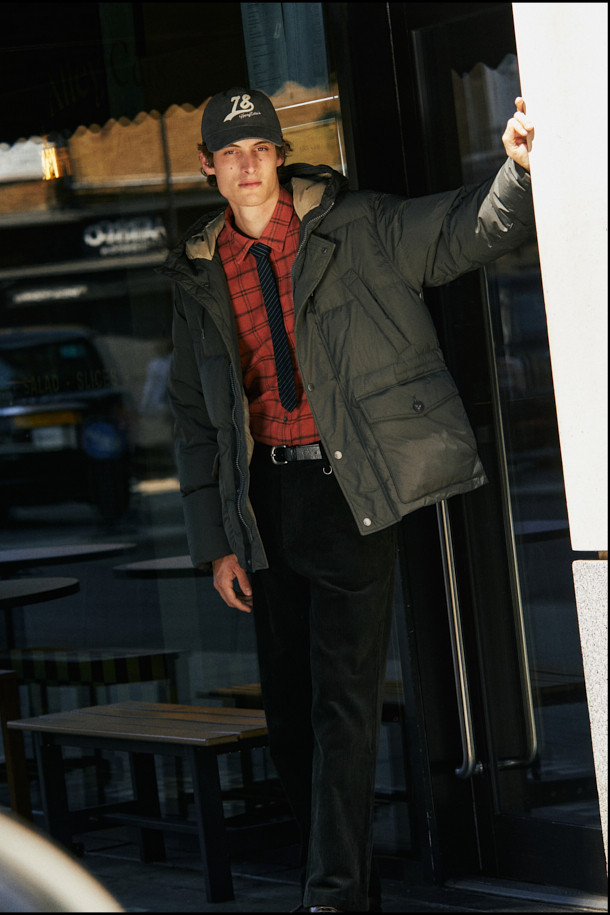 겨울 추위를 막아줄 사파리 후디 다운 점퍼입니다. 밀리터리 무드와 모던한 스타일을 결합하여, 일상에서 캐주얼, 미니멀, 클래식 스타일로 폭넓게 활용할 수 있습니다. 두꺼운 두께감의 나일론 소재로 제작되어 부드러운 촉감을 선사하며, N-3B 파카 스타일의 중기장 기장으로 보온성을 높였습니다. 허리 및 후드 스트링 조절, 가슴 및 사이드 아웃 포켓, 머스코비 다운 충전재, 이너 커프스 엘라스틱 밴드, 삼각무 디테일 등 다양한 특징으로 뛰어난 방풍 및 보온 기능을 제공합니다.
