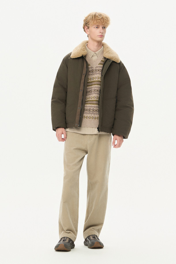 스핏파이어 베이직 다운 점퍼는 겨울철 일상과 출근룩에 모두 잘 어울리는 아우터입니다. 밀리터리 스타일과 베이직한 디자인이 조화롭게 어우러져 클래식, 미니멀, 캐주얼 등 다양한 스타일을 연출할 수 있습니다. 카키 색상의 무지 디자인에 두꺼운 두께감과 거친 촉감의 나일론 소재를 사용하여 보온성을 높였습니다. 탈착 가능한 리얼 무통 카라와 립 커프스, 노출 지퍼 포켓, 삼각무 패치 등의 디테일이 돋보이며, 머스코비 다운 충전재로 따뜻함을 더했습니다. 베이직핏의 긴 소매 다운 점퍼로, 지퍼 여밈 방식으로 편안하게 착용할 수 있습니다.
