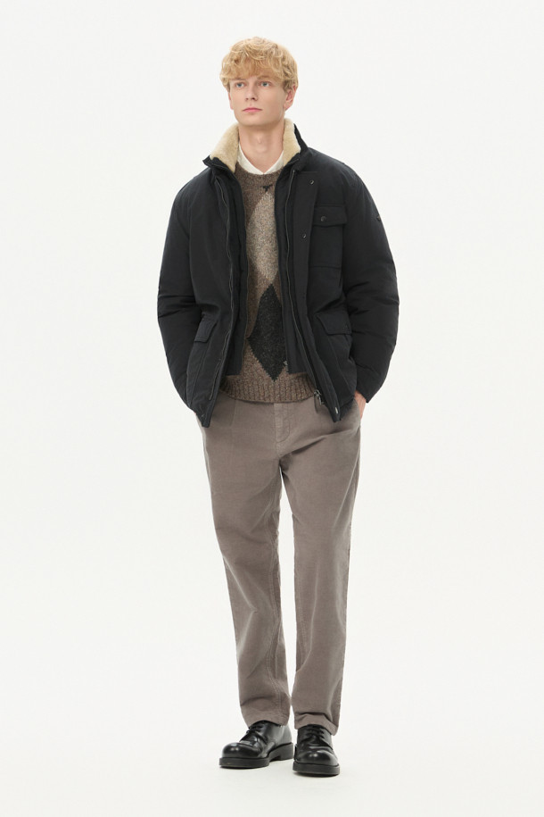 스핏파이어 사파리 다운 점퍼는 겨울철 일상과 출근룩에 모두 잘 어울리는 베이직핏 다운 점퍼입니다. 모던하고 클래식한 스타일의 무지 디자인으로, 허리 엘라스틱 스트링으로 사이즈 조절이 가능합니다. 넉넉한 두께감과 부드러운 촉감의 나일론, 폴리에스테르 혼방 소재로 제작되었으며, 구스다운 충전재를 사용하여 보온성을 높였습니다. 3포켓 구성과 액션 플리츠 디테일, 탈부착 가능한 무통 패널을 갖추어 실용성을 더했습니다. 긴 소매 기장의 사파리 코트 타입으로, 스냅 버튼 여밈 방식을 적용했습니다.
