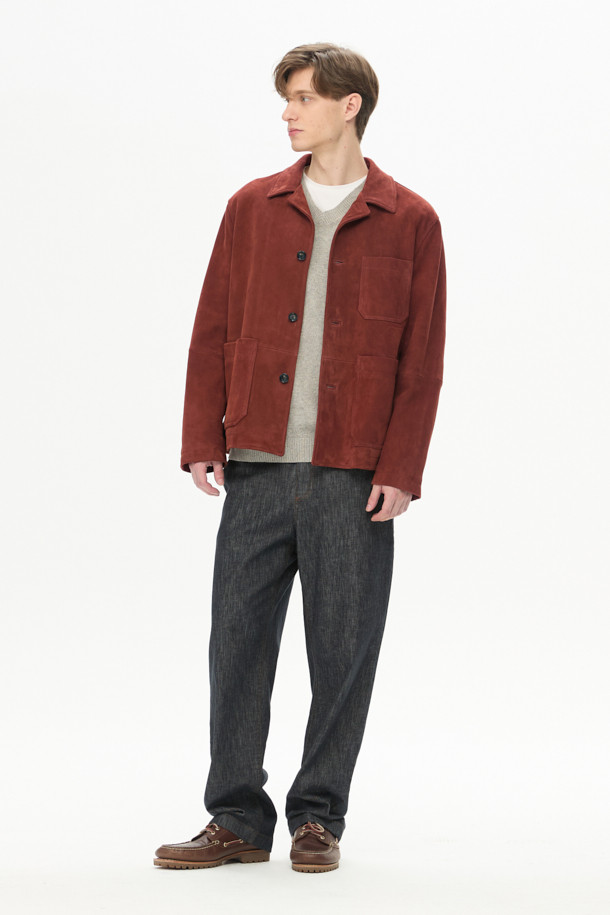 부드러운 촉감의 램 스웨이드 소재로 제작된 초어 재킷입니다. 가을 계절에 어울리는 브릭 컬러와 여유로운 핏으로 캐주얼 또는 클래식 스타일을 연출할 수 있습니다. 3개의 아웃포켓 디테일과 높은 통기성, 수분감을 갖춰 활동성은 물론 편안함까지 선사합니다. 데이트룩, 모임룩, 출근룩 등 TPO에 구애받지 않고 다양하게 활용 가능합니다. 가슴둘레 115cm 기준으로 제작되었습니다.
