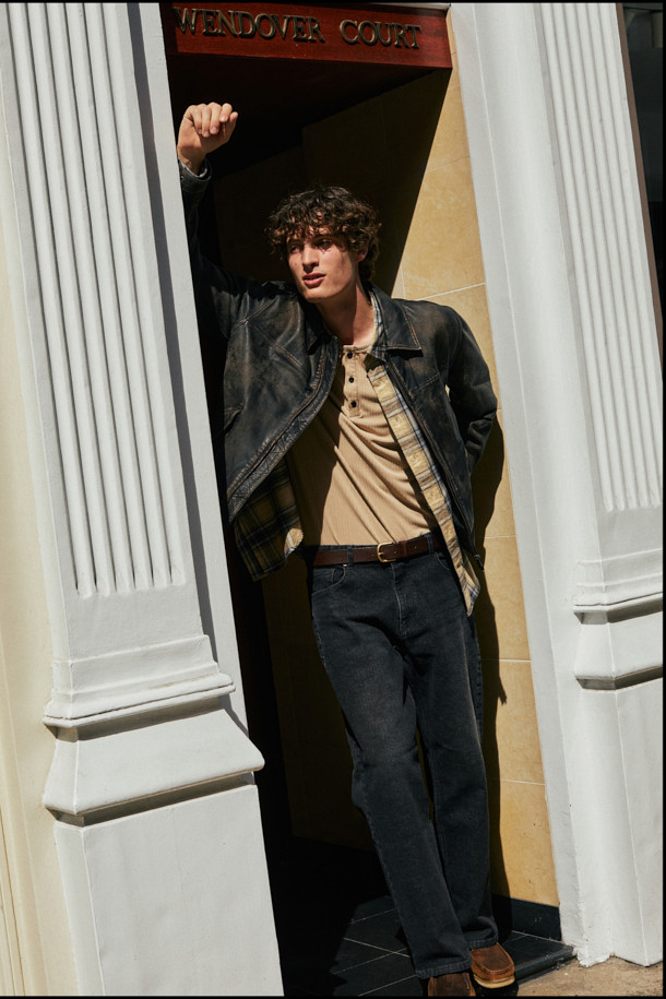 베지터블 레더 이팩트 블루종은 부드러운 촉감의 베지터블 램스킨 가죽으로 제작되어 가을 시즌, 데이트룩, 가을 나들이룩, 겨울 데일리룩에 활용하기 좋은 아우터입니다. 클래식과 캐주얼 무드를 넘나들며, 루즈핏으로 편안한 착용감을 선사합니다. 하이넥 실루엣과 플랩 포켓, 립 마감 디테일이 돋보이며, 투톤 워싱 이펙트와 은은한 광택감이 특징입니다. 집업 스타일로 간편하게 착용 가능하며, 미니멀한 스타일을 선호하는 분들께 추천합니다. 블랙 컬러의 무지 디자인으로, 어떤 옷에도 쉽게 매치할 수 있습니다.
