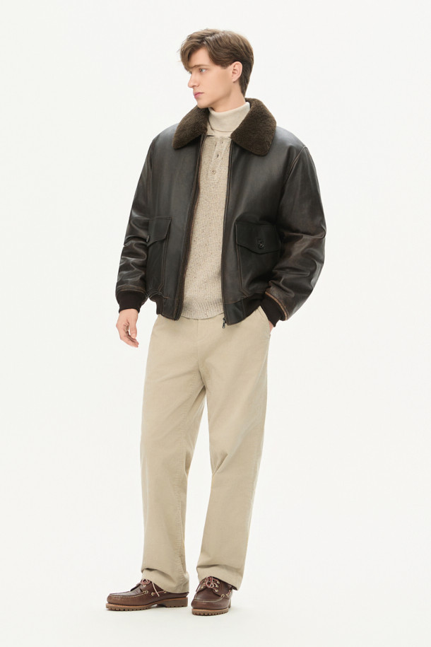 Spitfire(스핏파이어) 베지터블 레더 블루종은 부드러운 양가죽 소재와 클래식한 디자인으로 제작된 겨울용 아우터입니다. 릴랙스핏으로 편안한 착용감을 선사하며, 천연 퍼 칼라, 유러피안 구스 다운, 패치 포켓, 액션 플리츠, 페이딩 워싱, 투톤 컬러 등의 특징이 돋보입니다. 짙은 블루 색상과 두꺼운 두께감으로 보온성을 높였으며, 데이트룩, 출근룩, 모임룩 등 다양한 TPO에 활용 가능합니다. 미니멀하고 시크한 스타일을 연출하기에 좋은 아이템입니다. 집업 방식으로 간편하게 여밀 수 있습니다.
