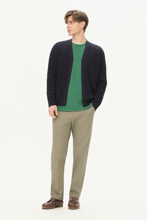 가을 베이직 Y 가디건은 가을과 겨울에 어울리는 두꺼운 두께감의 긴소매 가디건입니다. 네이비 색상으로, 출근룩, 클래식, 미니멀, 캐주얼 스타일에 모두 잘 어울립니다. 면, 레이온, 린넨 혼방의 부드러운 촉감과 헤링본 패턴이 특징이며, 이중 조직으로 제작되어 볼륨감 있는 디자인을 연출합니다. 7월부터 12월까지 간절기에도 착용하기 적합하며, 청량한 원사를 사용하여 쾌적하게 착용할 수 있습니다. V넥 레귤러핏 디자인으로 어떤 스타일에도 쉽게 매치할 수 있습니다.
