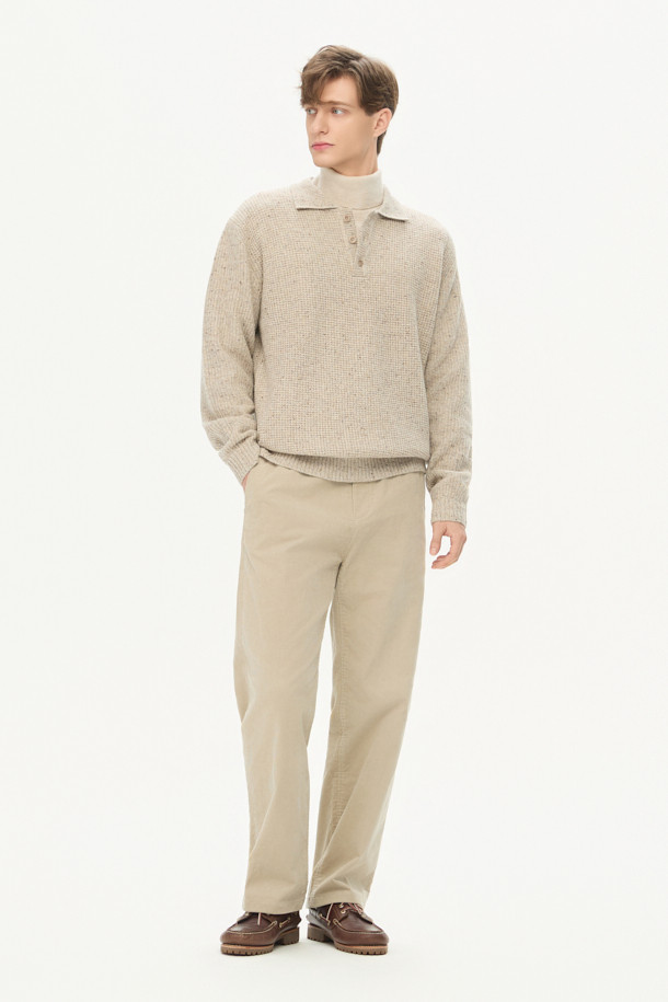 가을, 겨울 시즌에 어울리는 와플 조직 폴로 니트입니다. 부드러운 촉감의 이탈리아 수입 방모 혼방 울 소재를 사용하여 따뜻하고 편안한 착용감을 선사합니다. 루즈핏으로 제작되어 캐주얼한 스타일을 연출하며, 출근룩이나 모임룩으로 활용하기 좋습니다. 세미 와이드 립 조직 카라와 2×2 립 조직 앞단, 네프얀 소재가 디자인의 포인트입니다. 그레이 컬러의 긴소매 폴로넥 디자인으로, 클래식하고 미니멀한 스타일을 즐기기에 좋습니다.