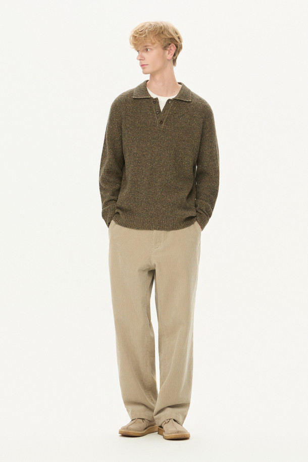 가을과 겨울을 위한 와플 조직 폴로 니트입니다. 이탈리아 수입 방모 혼방 울 소재로 제작되어 부드러운 촉감을 선사하며, 두꺼운 두께감으로 따뜻함을 더합니다. 캐주얼, 클래식, 미니멀 스타일을 모두 아우르는 디자인으로, 출근룩과 모임룩에 활용하기 좋습니다. 네프얀 소재를 사용하여 은은한 멋을 내며, 세미 와이드 립 조직 카라와 2×2 립 조직 앞단이 특징입니다. 루즈핏으로 편안하게 착용 가능하며, 카키 색상과 긴 소매 기장이 돋보입니다.