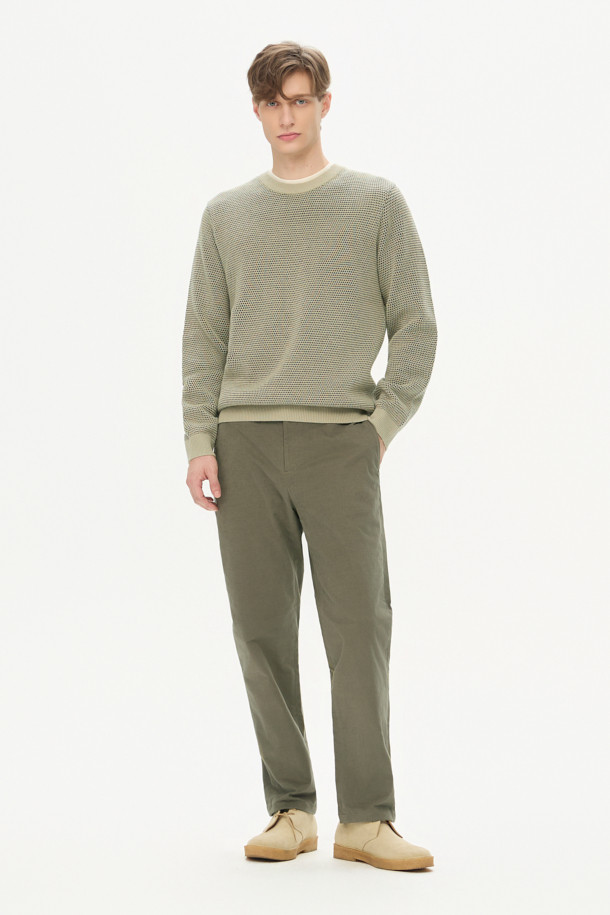 겉과 속을 다른 컬러로 편직하여 은은한 멋을 더한 잔조직 라운드 풀오버입니다. 코튼과 캐시미어 혼방 소재로 제작되어 부드러운 촉감과 보온성을 자랑하며, 가을부터 겨울까지 폭넓게 활용할 수 있습니다. 허니콤 패턴의 잔잔한 텍스처가 돋보이며, 이중 편직 기법으로 볼륨감 있는 실루엣을 연출합니다. 세미 루즈핏 라운드넥 디자인으로, 출근룩이나 모임룩 등 다양한 TPO에 클래식, 미니멀, 캐주얼 스타일로 코디할 수 있습니다. 9월부터 2월까지 착용하기 좋습니다.
