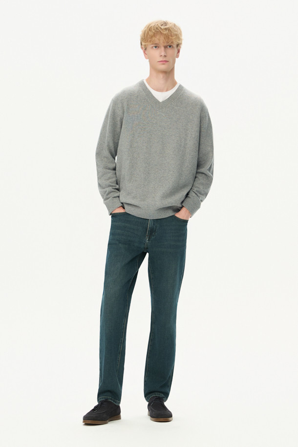 이태리 수입 슬럽 네프얀 소재로 제작된 V넥 풀오버입니다. 미니멀, 베이직, 클래식 스타일을 아우르며, 가을과 겨울에 데일리룩, 출근룩, 비즈니스 캐주얼에 활용하기 좋습니다. 세미 루즈핏으로 편안하게 착용 가능하며, 부드러운 촉감과 입체적인 질감이 특징입니다. 2×2 립 조직 마감으로 고급스러움을 더했으며, 레이어링하여 다양한 스타일 연출이 가능합니다. 가슴둘레 112cm로, 넉넉한 핏을 제공합니다.