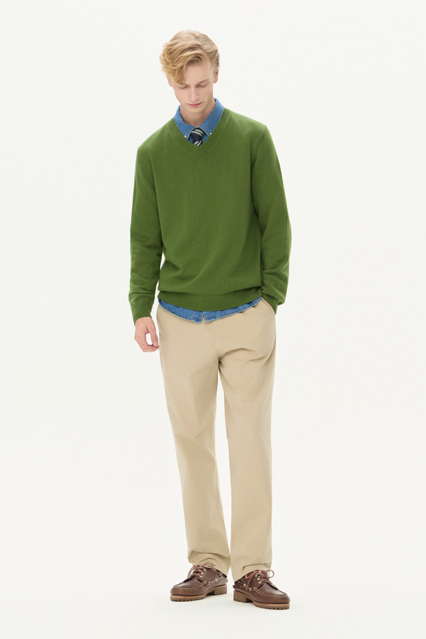 미니멀하고 클래식한 스타일의 브이넥 풀오버입니다. 부드러운 코튼과 울 소재 혼방으로 제작되어 가을, 겨울 시즌에 포근하게 착용할 수 있습니다. 넥라인, 소매, 밑단은 2×2 립 조직 마감으로 마감되어 있으며, 루즈핏으로 편안한 착용감을 선사합니다. 그린 컬러의 무지 디자인으로 다양한 룩에 활용하기 좋으며, 티셔츠와 레이어링하여 더욱 스타일리시하게 연출할 수 있습니다. 가슴둘레 112cm로, 출근룩으로도 손색없는 보온성을 갖춘 풀오버입니다.