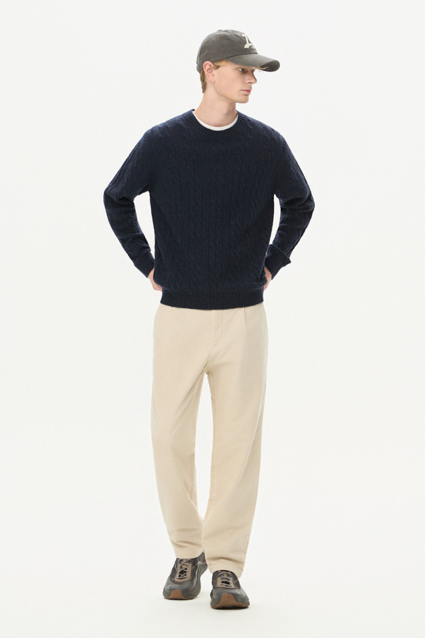 네이비 컬러의 케이블 라운드 풀오버입니다. 알파카, 울, 나일론 혼방 소재로 제작되어 부드러운 촉감과 뛰어난 보온성을 제공하며, 가을, 겨울 시즌에 착용하기 좋습니다. 루즈핏으로 편안한 착용감을 선사하며, 볼륨감 있는 디자인과 브러시드 텍스처, 실키한 광택감이 특징입니다. 2×2 립 조직 마감으로 디테일을 더했으며, 클래식, 캐주얼, 미니멀 스타일 모두 소화 가능하여 출근룩, 모임룩 등 다양한 시간과 장소와 경우에 활용할 수 있습니다.