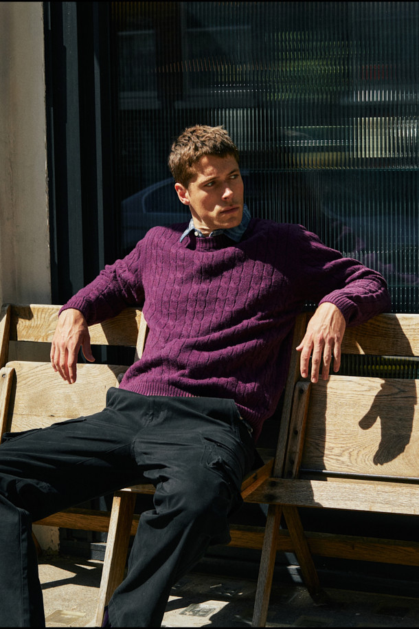 보온성이 뛰어난 퍼플 컬러의 케이블 라운드 풀오버입니다. 알파카, 울, 나일론 혼방 소재로 제작되어 포근하고 실키한 촉감을 선사하며, 가을, 겨울 시즌에 적합합니다. 크롭 기장에 세미 루즈핏으로, 클래식하면서도 캐주얼한 스타일을 연출할 수 있습니다. 헤어리한 외관과 브러시드 텍스처, 볼륨감 있는 케이블 패턴이 특징이며, 2x2 립 조직 마감으로 탄력성과 고급스러움을 더했습니다. 겨울 데일리룩, 카페룩, 모임룩 등 다양한 TPO에 미니멀하게 매치하여 세련된 스타일을 완성해보세요.
