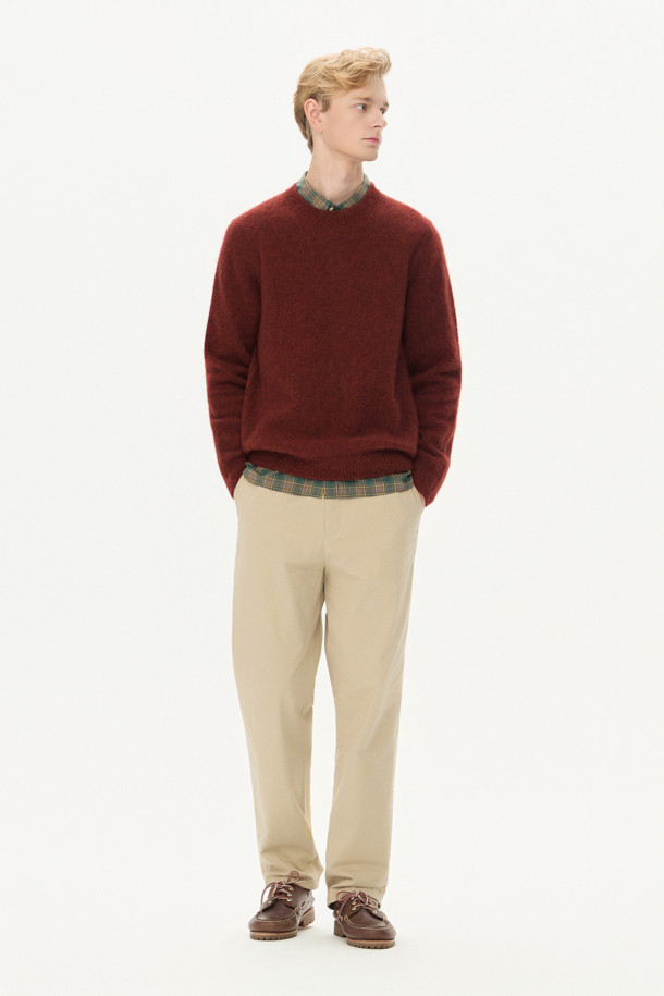 부드러운 촉감이 특징인 쉐기독 라운드 풀오버입니다. 이탈리아 수입 베이비 알파카와 셔틀랜드 울 혼방 소재로 제작되어 가볍고 따뜻하며, 부드러운 착용감을 선사합니다. 버건디와 레드브라운 두 가지 색상으로 제공되며, 클래식하고 베이직한 디자인으로 출근룩, 모임룩 등 다양한 TPO에 활용할 수 있습니다. 스크래치 가공과 보풀 텍스처가 돋보이며, 세미루즈핏으로 편안하게 착용 가능합니다. 가슴둘레 110cm로 넉넉한 핏을 자랑하며, 가을/겨울 시즌에 활용하기 좋은 두꺼운 두께감의 긴소매 라운드넥 풀오버입니다.
