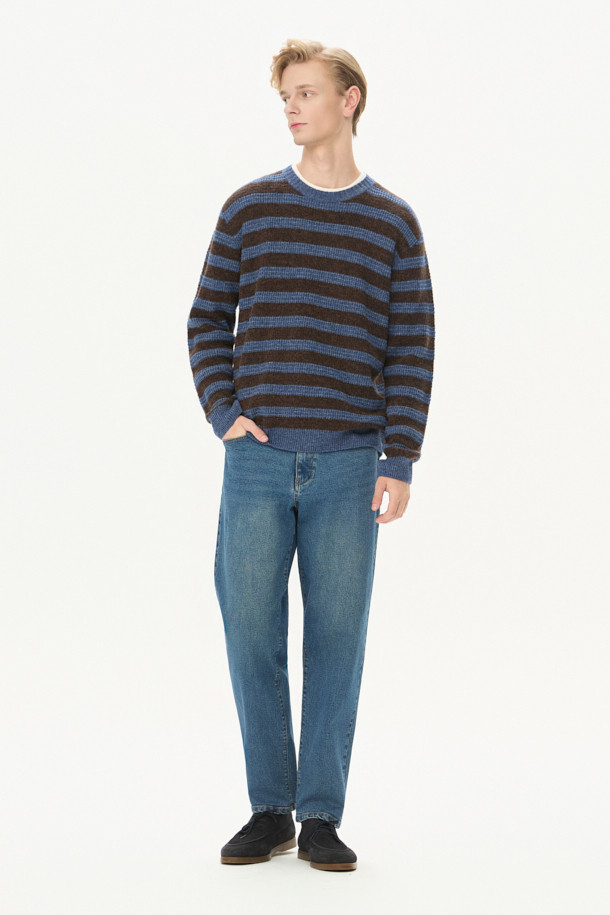 부드러운 촉감과 포근함을 선사하는 스트라이프 라운드 풀오버입니다. 브라운, 블루 두 가지 색상으로 출시되었으며, 가을, 겨울에 활용하기 좋습니다. 부클 원사를 사용하여 입체감 있는 조직과 볼륨감 있는 텍스처를 살렸으며, 보온성이 뛰어나고 가벼운 착용감을 자랑합니다. 클래식, 빈티지 스타일을 즐기는 분들께 추천하며, 겨울 데일리룩, 카페룩, 모임룩 등 다양한 TPO에 매치하기 좋습니다. 세미 루즈핏 라운드넥 디자인으로 편안하면서도 멋스러운 스타일을 연출할 수 있습니다.
