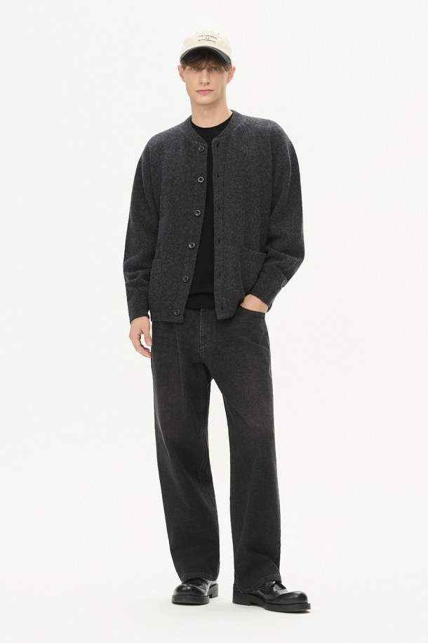 부드러운 울 소재로 제작되어 포근한 착용감을 선사하는 라운드넥 가디건입니다. 차콜 멜란지 컬러의 무지 디자인으로, 가을과 겨울에 데일리룩은 물론 출근룩, 모임룩까지 폭넓게 활용하기 좋습니다. 헤어리한 텍스처와 벌키한 짜임으로 빈티지하면서도 클래식한 분위기를 연출하며, 세미 루즈핏으로 편안하게 착용 가능합니다. 전면 아웃포켓 디테일이 돋보이며, 가슴둘레 115cm로 넉넉한 핏을 제공합니다. 긴 소매 기장과 두꺼운 두께감으로 따뜻함을 더했습니다.
