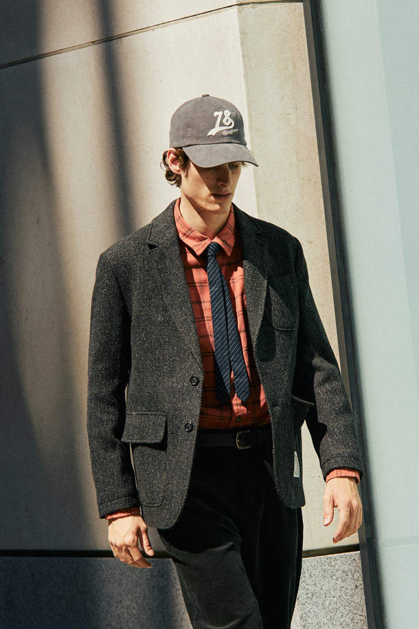 NEW 78 로고 볼캡은 유아동을 위한 캐주얼, 미니멀, 클래식 스타일의 볼캡입니다. 부드러운 면 소재에 워싱 가공하여 편안한 착용감을 선사하며, 빈티지하면서도 세련된 분위기를 연출합니다. 펠트 아플리케와 자수 디테일의 로고 패턴이 돋보이며, 산책룩에 잘 어울립니다. 그레이 컬러로 어떤 옷에도 매치하기 용이하며, 사이즈 조절 기능으로 아이에게 맞게 조절할 수 있습니다.
