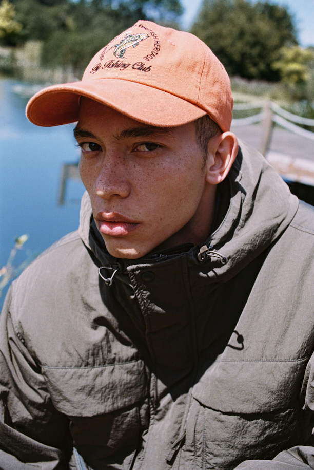 플라이 피싱 클럽(Fly Fishing Club) 아트워크 볼캡은 깊은 모자 깊이와 부드러운 촉감으로 편안한 착용감을 선사합니다. 오렌지 컬러에 자수 패턴이 돋보이며, 레트로, 캐주얼, 빈티지 스타일을 연출합니다. 면 소재의 코튼으로 제작되어 여름, 가을, 겨울 모두 착용 가능하며, 5패널 구조와 바이오워싱, 피치가공 처리로 뛰어난 내구성을 자랑합니다. 메탈 버클을 사용하여 사이즈 조절이 용이하며, 산책룩, 여행룩에 매치하기 좋습니다.
