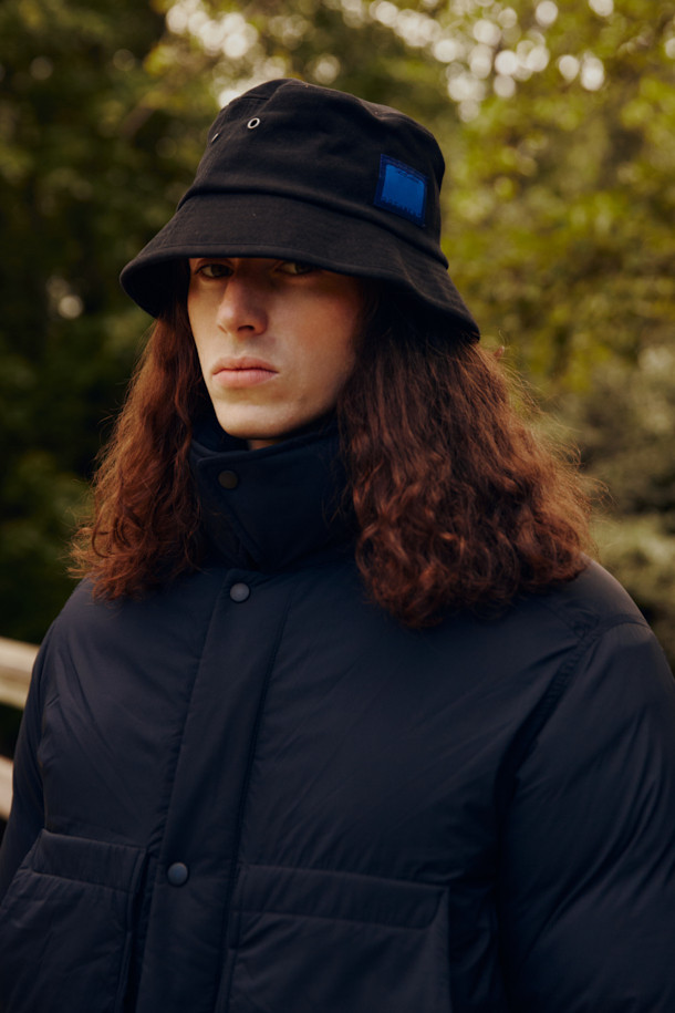 FFC x 도큐먼트 버킷햇은 FFC와 Document의 콜라보레이션으로 탄생한 모자입니다. 몰스킨 코튼 혼방 원단을 사용하여 부드러운 촉감과 편안한 착용감을 제공하며, 일상, 여행, 산책 등 다양한 TPO에 활용하기 좋습니다. 무지 디자인에 블랙 컬러로 어떤 스타일에도 잘 어울리며, 캐주얼, 미니멀, 클래식 스타일을 즐겨 입는 분들께 추천합니다. 일반적인 모자 깊이와 챙 넓이로 제작되어 유행을 타지 않고 오랫동안 착용할 수 있습니다. 라벨 장식이 돋보이는 버킷햇으로, 여름, 가을, 겨울철 데일리룩에 포인트를 더해보세요.
