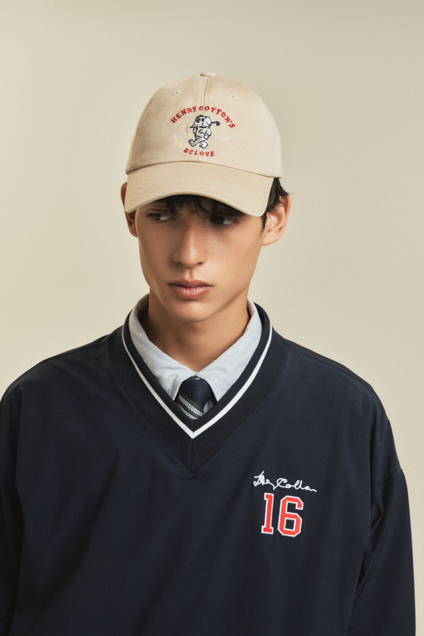 [BSC x CLOVE] 그래픽 볼캡은 레트로, 스포티, 캐주얼 스타일을 아우르는 볼캡입니다. 부드러운 촉감의 면 소재로 제작되었으며, 여름, 가을, 겨울 계절에 착용하기 좋습니다. 베이지 컬러에 유니버시티풍 서체와 브랜드 시그니처 자수, 마스코트 강아지 자수가 포인트로 들어가 있습니다. 6패널 구성과 곡선 챙으로 편안한 착용감을 제공하며 일상, 동네 마실, 산책, 여행 등 다양한 TPO에 활용할 수 있습니다. 일반적인 모자 깊이와 챙 넓이로 디자인되어 누구나 부담 없이 착용 가능합니다.
