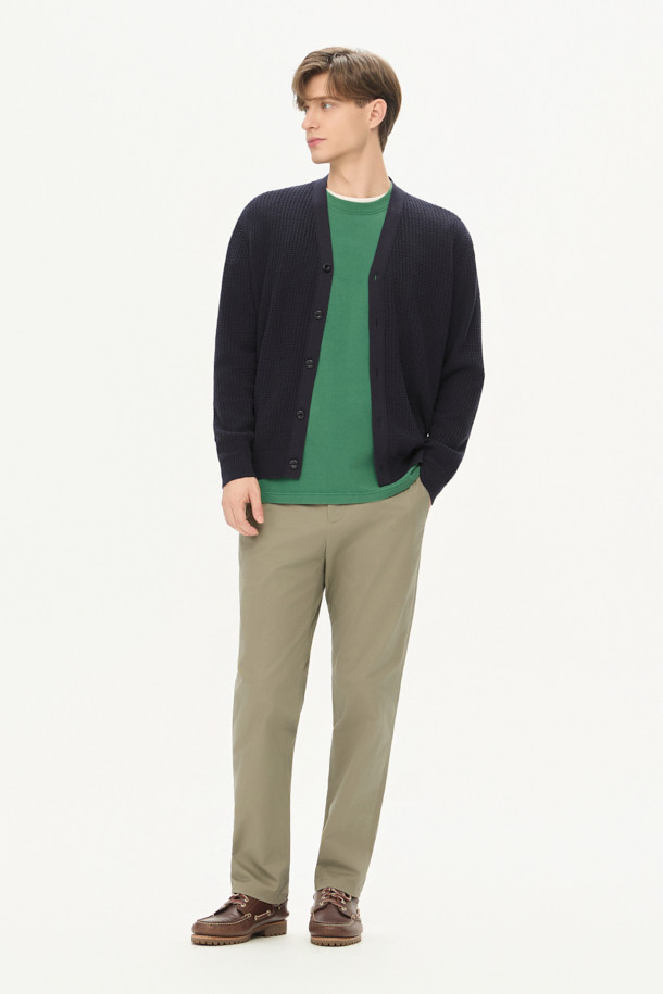 [온라인 단독] 가을 아티보(Attivo) 팬츠는 가을과 초겨울에 적합한 남성용 캐주얼 테이퍼드 핏 팬츠입니다. 부드러운 면과 스판덱스 혼방 소재로 제작되어 편안한 착용감을 선사하며, 카키와 베이지 두 가지 색상으로 출시되었습니다. 허리밴딩으로 편안함을 더하고, 허벅지 부분에 여유를 주어 활동성을 높였습니다. 넉넉한 수납을 위한 양쪽 사이드 포켓과 뒷 포켓이 있으며, 캐주얼, 미니멀, 클래식 스타일의 출근룩으로 활용하기 좋습니다. 아티보(Attivo) 핏으로 완성된 이 팬츠는 일상과 캐주얼한 상황 모두에 잘 어울립니다.
