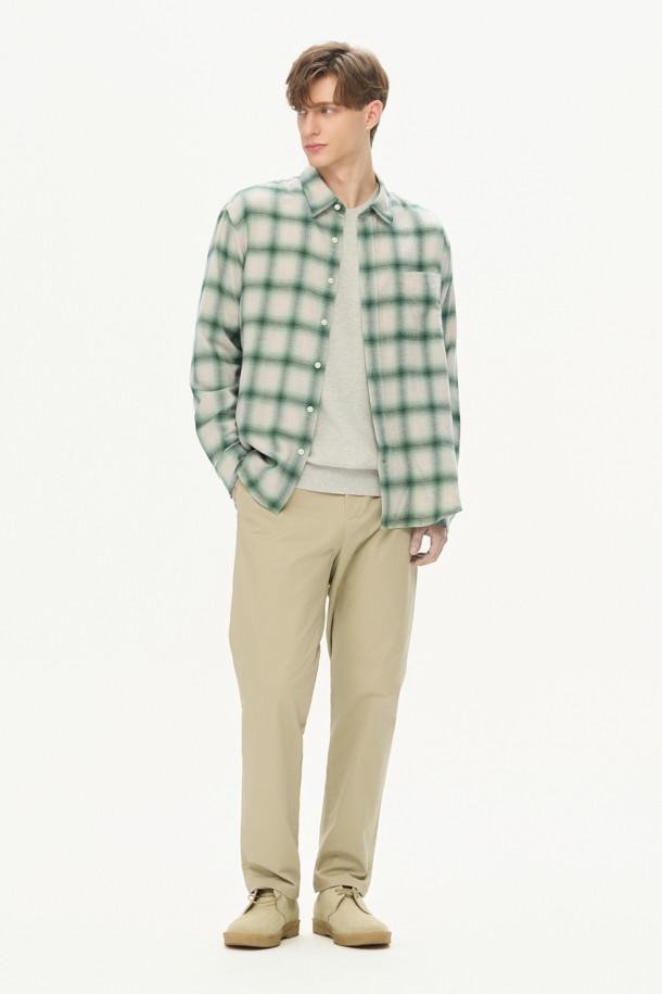 [온라인 단독] 가을 아티보(Attivo) 팬츠는 캐주얼, 미니멀, 클래식 스타일을 아우르는 남성용 바지입니다. 면과 스판덱스 혼방 소재로 제작되어 부드러운 촉감과 편안한 착용감을 선사하며, 가을 및 초겨울에 적합합니다. 허리 뒷단 밴딩 처리로 활동성을 높였으며, 테이퍼드 핏에 허벅지 부분 여유를 두어 편안함을 더했습니다. 베이지 색상의 무지 디자인으로 다양한 상의와 매치하기 좋으며, 출근룩 및 비즈니스 캐주얼 스타일에도 활용 가능합니다. 양 사이드 포켓과 뒷 포켓으로 실용성을 높인 레귤러핏 긴바지입니다.
