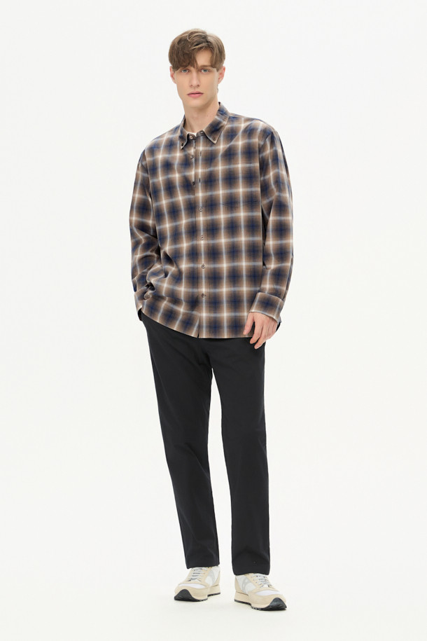 온라인 단독으로 선보이는 가을 아티보(Attivo) 팬츠입니다. 부드러운 면, 스판 혼방 소재로 제작되어 편안한 착용감을 선사하며, 가을과 초겨울까지 활용 가능한 두께감으로 실용적입니다. 허리 뒷단 밴딩 처리로 활동성을 높였으며, 허벅지 부분에 여유를 주어 편안한 레귤러핏 테이퍼드 스타일을 연출합니다. 무지 디자인에 블랙 컬러로 어떤 상의와도 쉽게 매치 가능하며, 양 사이드 및 뒷 포켓 디테일로 실용성을 더했습니다. 출근룩, 비즈니스 캐주얼은 물론 캐주얼, 미니멀, 클래식 스타일까지 폭넓게 소화 가능한 아이템입니다.
