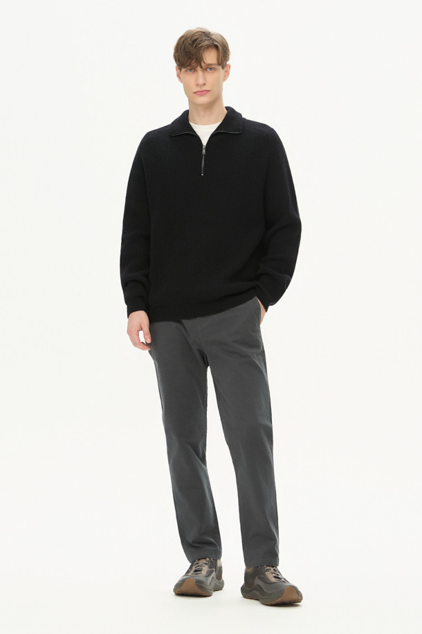 [온라인 단독] Winter 아티보(Attivo) 팬츠는 베이직하고 캐주얼한 스타일의 남성용 기모 팬츠입니다. 그레이 컬러에 긴 기장으로, 겨울철 일상생활과 출근, 캠핑룩에 적합합니다. 면, 스판덱스, 기모 혼방 소재로 제작되어 부드러운 촉감과 보온성을 제공합니다. 테이퍼드 핏에 뒷밴딩 처리로 편안함을 더했으며, 양쪽 사이드 포켓과 뒷 포켓으로 실용성을 높였습니다. 미니멀, 클래식 스타일을 선호하는 남성분들께 추천합니다.
