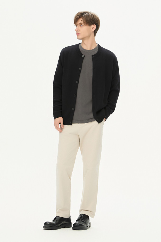 온라인 단독 [Winter 아티보(Attivo) 팬츠]는 겨울철 따뜻함과 스타일을 동시에 잡는 기모 팬츠입니다. 베이직 스타일의 테이퍼드 핏으로, 출근룩과 데이트룩 등 다양한 상황에 활용하기 좋습니다. 부드러운 촉감의 면, 스판덱스, 기모 혼방 소재로 제작되어 편안한 착용감을 선사합니다. 허리 뒷단 밴딩과 양쪽 사이드 포켓, 뒷 포켓 디테일로 실용성을 더했습니다. 베이지 컬러의 무지 디자인으로 미니멀, 클래식, 캐주얼 등 어떤 스타일에도 쉽게 매치할 수 있습니다.
