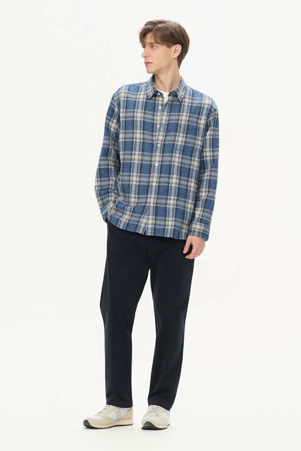 [온라인 단독] Winter 아티보(Attivo) 팬츠는 겨울철 출근룩을 위한 베이직 스타일의 기모 팬츠입니다. 부드러운 촉감의 면, 스판덱스 혼방 소재로 제작되어 편안한 착용감을 선사하며, 두꺼운 두께감으로 따뜻함을 유지합니다. 허리 뒷단 밴딩과 Attivo Fit으로 편안한 핏을 제공하며, 양 사이드 포켓과 뒷 포켓 디테일로 실용성을 더했습니다. 네이비 색상의 무지 디자인으로 미니멀, 클래식, 캐주얼 등 다양한 스타일 연출에 활용할 수 있는 긴 바지입니다.
