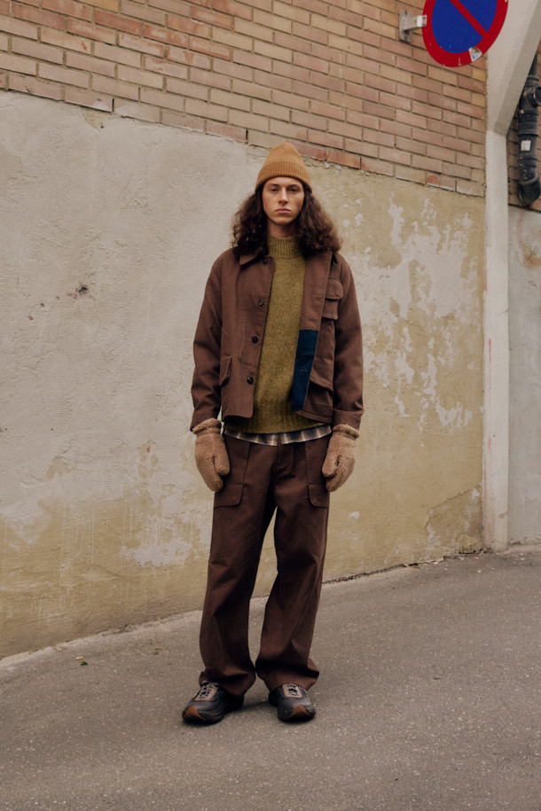 FFC x DOCUMENT (FFC x 도큐먼트) 이탈리안 코튼 피싱 재킷은 남녀 모두 착용 가능한 아우터입니다. 부드러운 촉감의 두꺼운 면 소재로 제작되었으며, 가을과 겨울에 따뜻하게 입을 수 있습니다. 세미 루즈 핏에 브라운 컬러, 무지 패턴으로 캐주얼, 클래식, 워크웨어 스타일을 연출하기 좋습니다. 입체 포켓 디자인과 가먼트 워싱 처리로 실용성을 더했으며, 레이어드하여 다양한 스타일을 시도할 수 있습니다. 가을 나들이룩이나 여행룩에 활용하기 좋은 피싱 재킷입니다.
