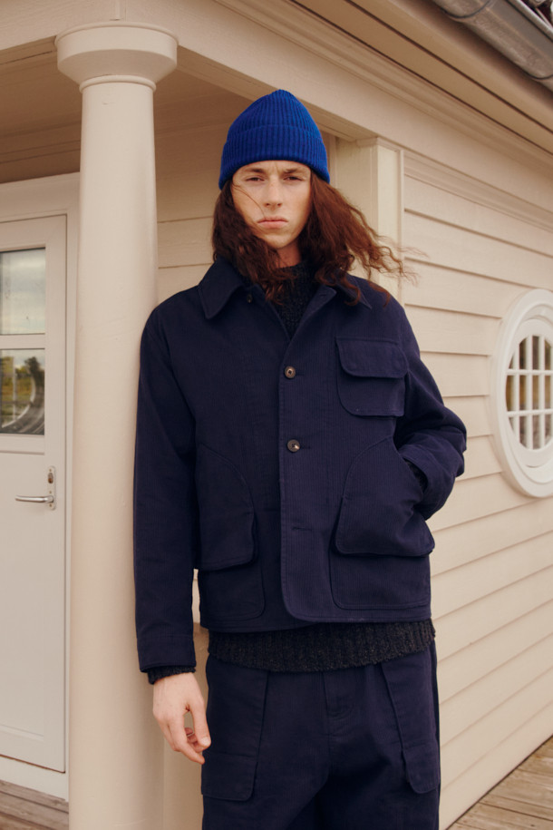 FFC x DOCUMENT (FFC x 도큐먼트) 이탈리안 코튼 피싱 재킷은 가을, 겨울 시즌에 어울리는 아우터입니다. 네이비 컬러의 무지 디자인으로, 유틸리티와 빈티지 무드를 동시에 연출할 수 있습니다. 이탈리아 올림피아스사 원단을 사용하여 부드러운 촉감을 자랑하며, 세미 루즈핏으로 편안하게 착용 가능합니다. 다양한 크기의 입체 포켓과 가먼트 워싱 처리, 레이어드 착용이 가능한 실용적인 디자인이 특징입니다. 가을 나들이룩, 겨울 데일리룩, 여행룩 등 다양한 시간, 장소, 상황에 맞춰 클래식, 미니멀, 워크웨어 스타일을 연출해보세요.