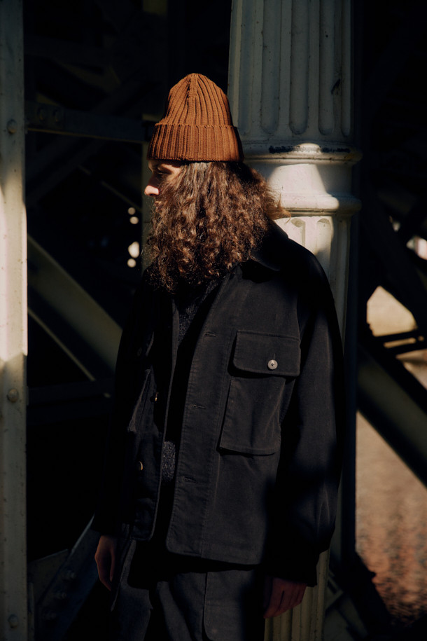 (FFC x DOCUMENT) 이탈리안 몰스킨 셔팅 셋업 재킷은 가을, 겨울 시즌에 어울리는 아우터입니다. 미니멀하고 빈티지한 스타일을 추구하며, 부드러운 촉감의 두꺼운 몰스킨 소재로 제작되었습니다. 일상, 출근룩, 모임룩 등 다양한 TPO에 활용 가능하며, 루즈핏으로 편안한 착용감을 선사합니다. 가슴 포켓과 핸드워머 기능, 활동성을 고려한 패턴으로 실용성을 더했습니다. 블랙 컬러의 무지 디자인으로 클래식, 미니멀, 워크웨어 스타일을 연출하기 좋습니다.
