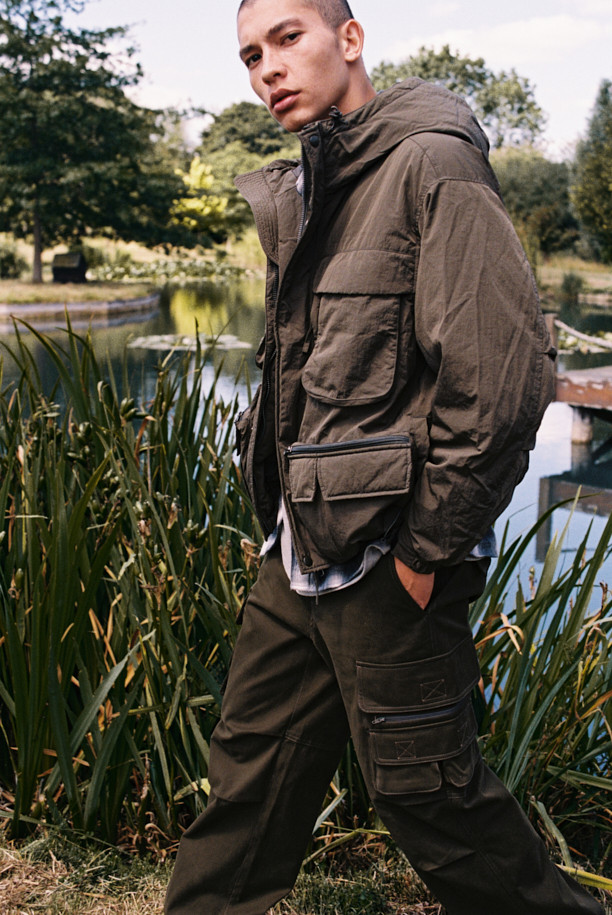 [Fly Fishing Club] 피셔맨 카고 팬츠는 가을, 겨울 계절에 어울리는 남녀 공용 카고 팬츠입니다. 카키, 올리브 두 가지 색상으로 제공되며, 일상, 피싱 활동에 모두 적합합니다. 빈티지하면서도 유틸리티한 스타일을 연출하며, 루즈핏의 긴 기장으로 편안한 착용감을 선사합니다. 고밀도 면 트윌 소재에 피치가공을 더해 부드러운 촉감을 자랑하며, 입체적인 카고 포켓, 무릎 절개 디테일, 밑단 스트링으로 스타일리시함을 더했습니다. 가을 나들이룩, 캠핑룩, 겨울 데일리룩 및 워크웨어, 캐주얼, 미니멀 스타일을 즐겨 입는 분들께 추천합니다.
