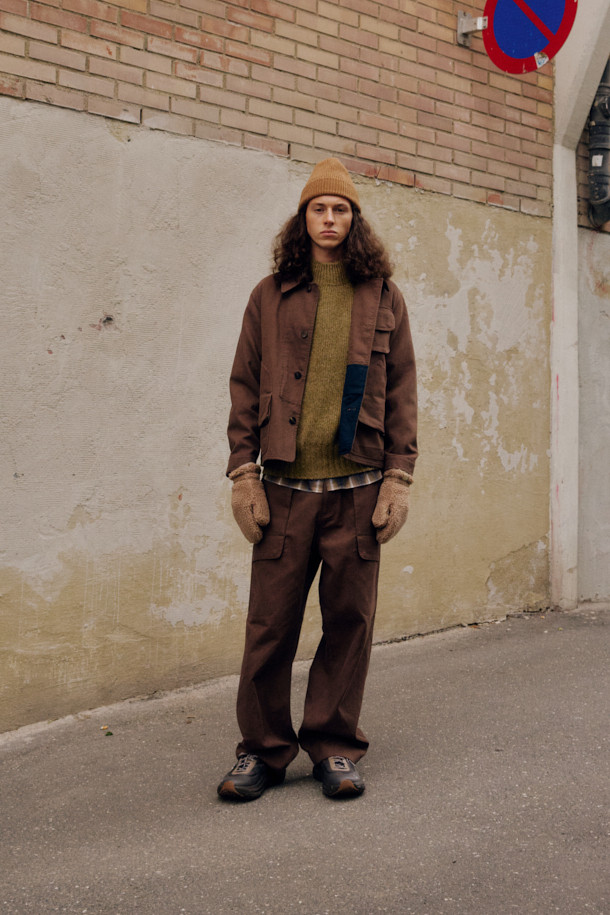 FFC (에프에프씨) x DOCUMENT (도큐먼트) 이탈리안 코튼 피싱 팬츠는 가을, 겨울 시즌에 어울리는 캐주얼하고 빈티지한 무드의 카고 팬츠입니다. 은은한 광택과 부드러운 촉감이 특징인 이탈리아 올림피아스社의 면 소재를 사용하여 편안한 착용감을 선사합니다. 루즈핏으로 제작되었으며, 6개의 기능적인 포켓 디테일과 가먼트 워싱 가공으로 실용성과 빈티지한 멋을 더했습니다. 피싱 자켓과 함께 셋업으로 착용하여 더욱 스타일리시한 가을 나들이룩, 캠핑룩을 연출할 수 있습니다.