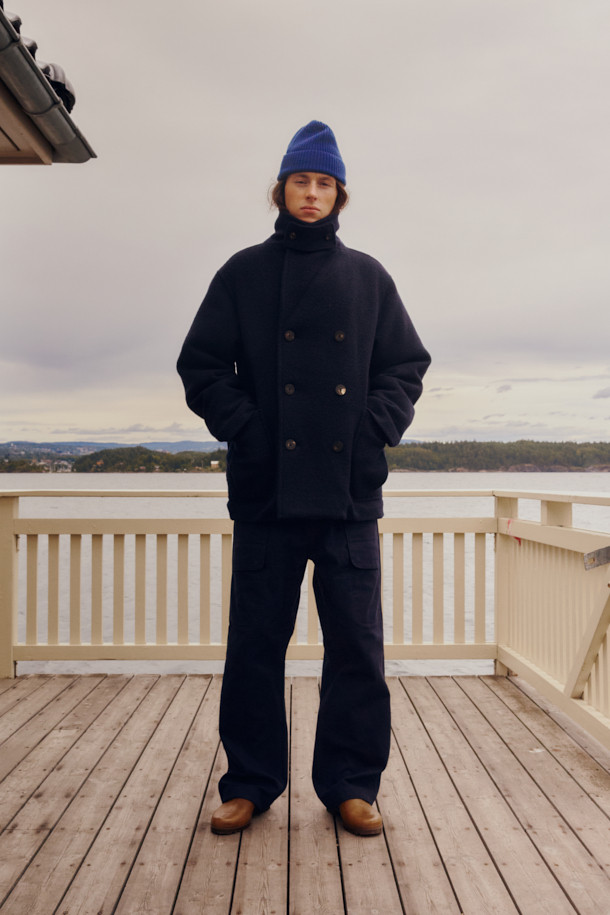 FFC x DOCUMENT (FFC x 도큐먼트)의 이탈리안 코튼 피싱 팬츠는 가을, 겨울 시즌 남성들을 위한 캐주얼 및 클래식 스타일의 긴 바지입니다. 부드러운 촉감의 이탈리아 올림피아스사 면 원단을 사용하여 편안한 착용감을 제공하며, 루즈핏으로 제작되었습니다. 여섯 개의 기능적인 포켓과 가먼트 워싱 처리로 실용성과 빈티지한 매력을 더했습니다. 네이비 컬러의 무지 디자인으로 다양한 상의와 매치하기 좋으며, 피싱 재킷과 함께 셋업 스타일링도 가능합니다. 가을 나들이룩, 겨울 데일리룩, 여행룩 등 폭넓은 시간과 장소와 상황에 활용할 수 있습니다.