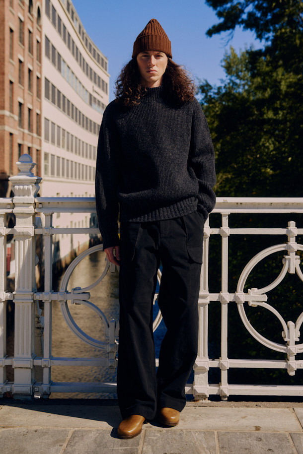 FFC x DOCUMENT (FFC x 도큐먼트) 이탈리안 몰스킨 셋업 팬츠는 가을, 겨울 시즌을 위한 바지입니다. 이탈리아 올림피아스社의 부드러운 몰스킨 소재를 사용하여 뛰어난 착용감을 선사하며, 루즈핏으로 편안한 활동성을 제공합니다. 블랙 컬러의 무지 디자인으로 심플, 캐주얼, 포멀 등 다양한 스타일을 소화하며, 여섯 개의 포켓 디테일과 빈티지 피싱 팬츠 디자인이 특징입니다. 셋업으로도 활용 가능하여 겨울 데일리룩, 산책룩 등 폭넓은 시간과 장소와 상황에 어울리는 클래식, 캐주얼, 미니멀 스타일을 연출할 수 있습니다.